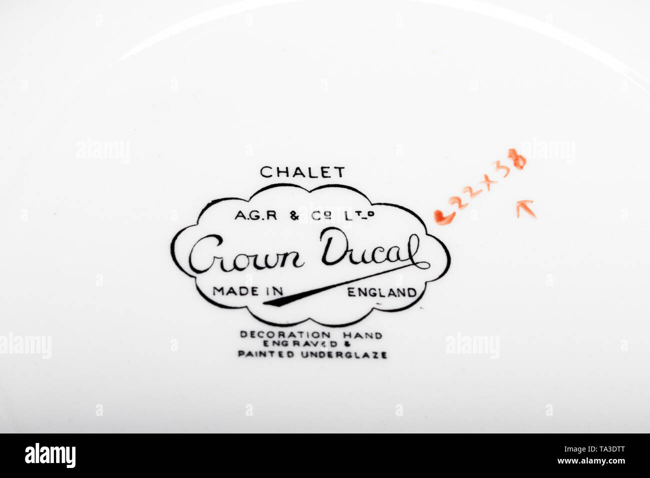 Une G Richardson & Co Ltd, couronne 'Chalet' Ducal gravé et peint main C22x38 Nom de la plaque : UN G Richardson & Co Ltd, couronne 'Chalet' Ducal gravé main Banque D'Images