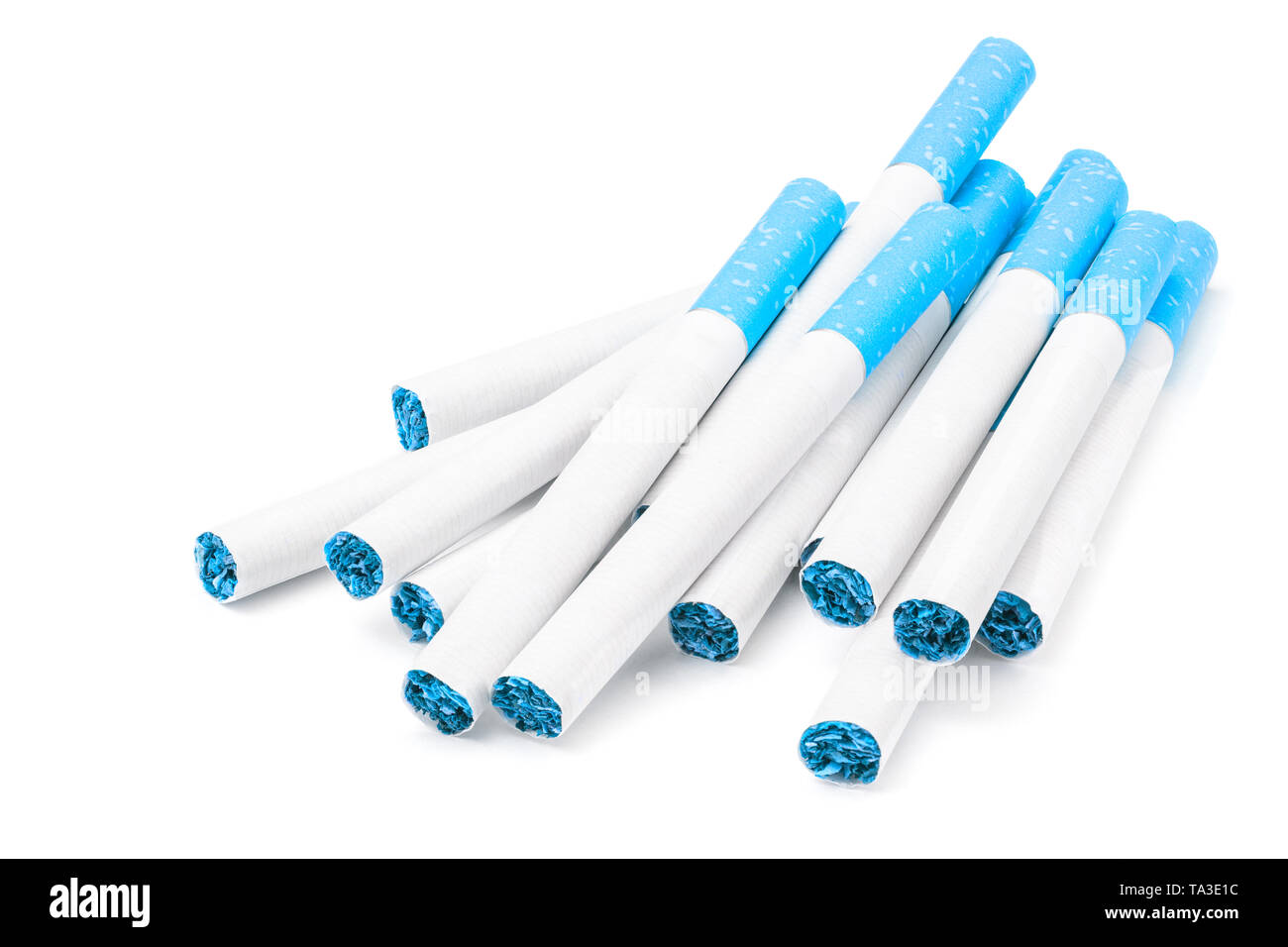 Treize cigarettes filtre bleu isolé sur fond blanc avec l'intérieur du  tabac bleu Photo Stock - Alamy