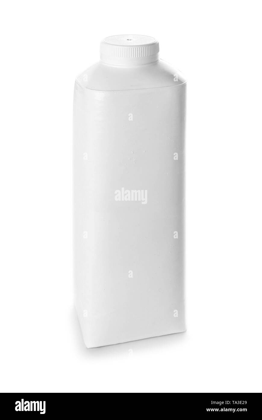 Brique de lait frais sur fond blanc Banque D'Images