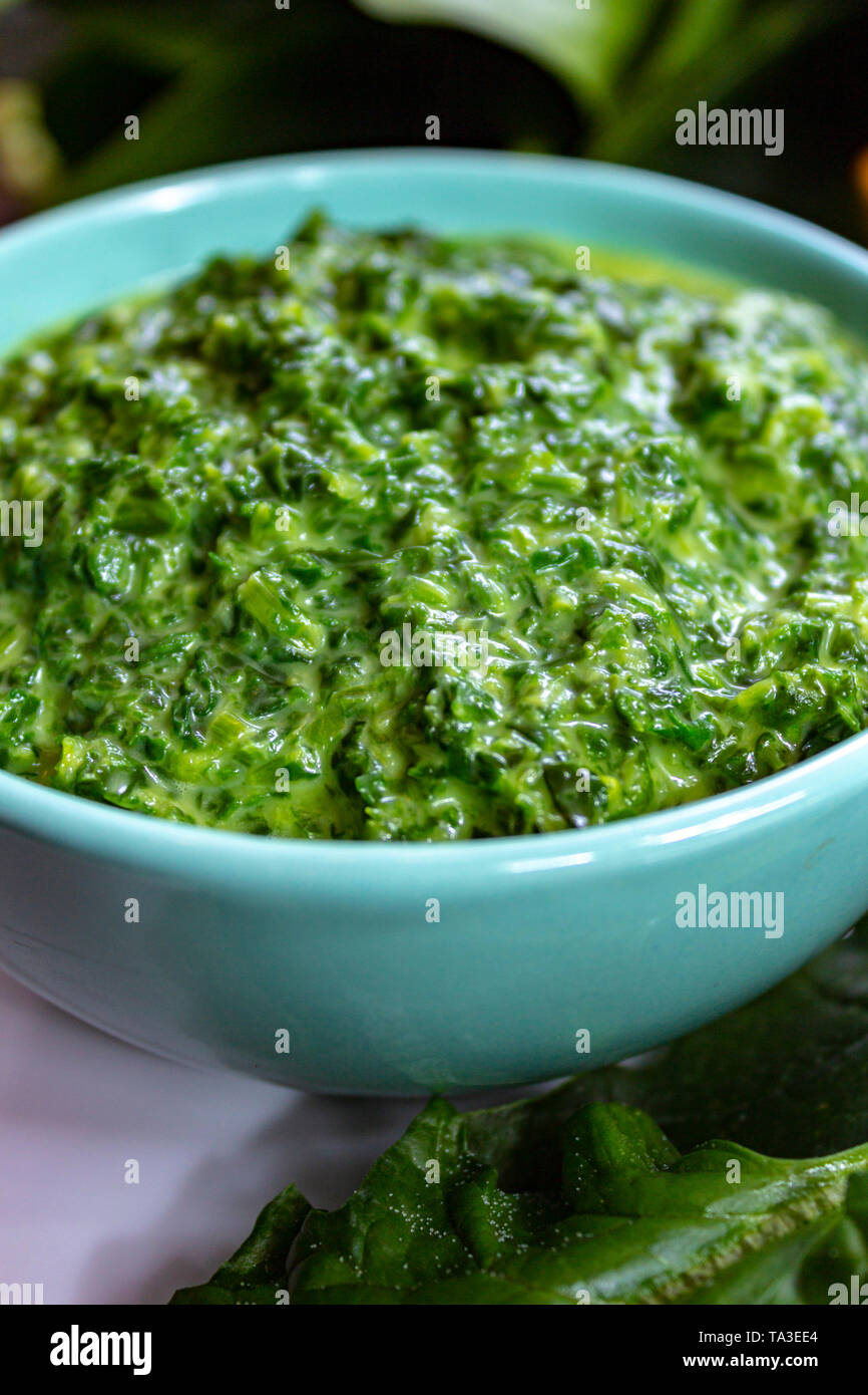 L'alimentation végétarienne ou végétalienne saine, épinards verts cuits avec de la crème, ingrédient de nombreux plats comme des pâtes ou de la soupe close up Banque D'Images