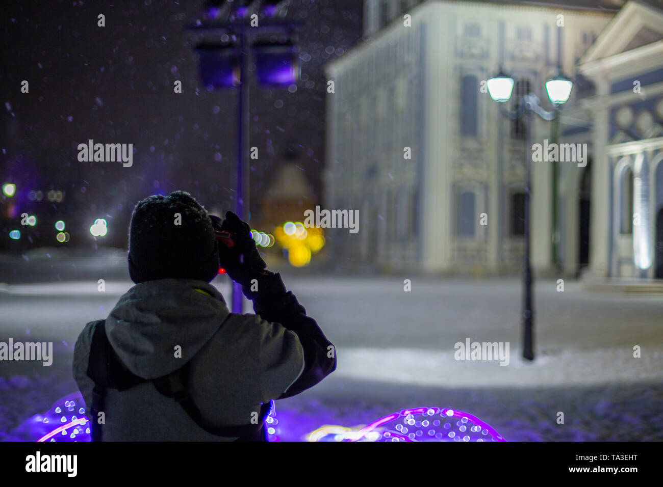 Photographe professionnel architecture nuit de prise de vue à main d'hiver enneigé avec lumière naturelle et selective focus Banque D'Images