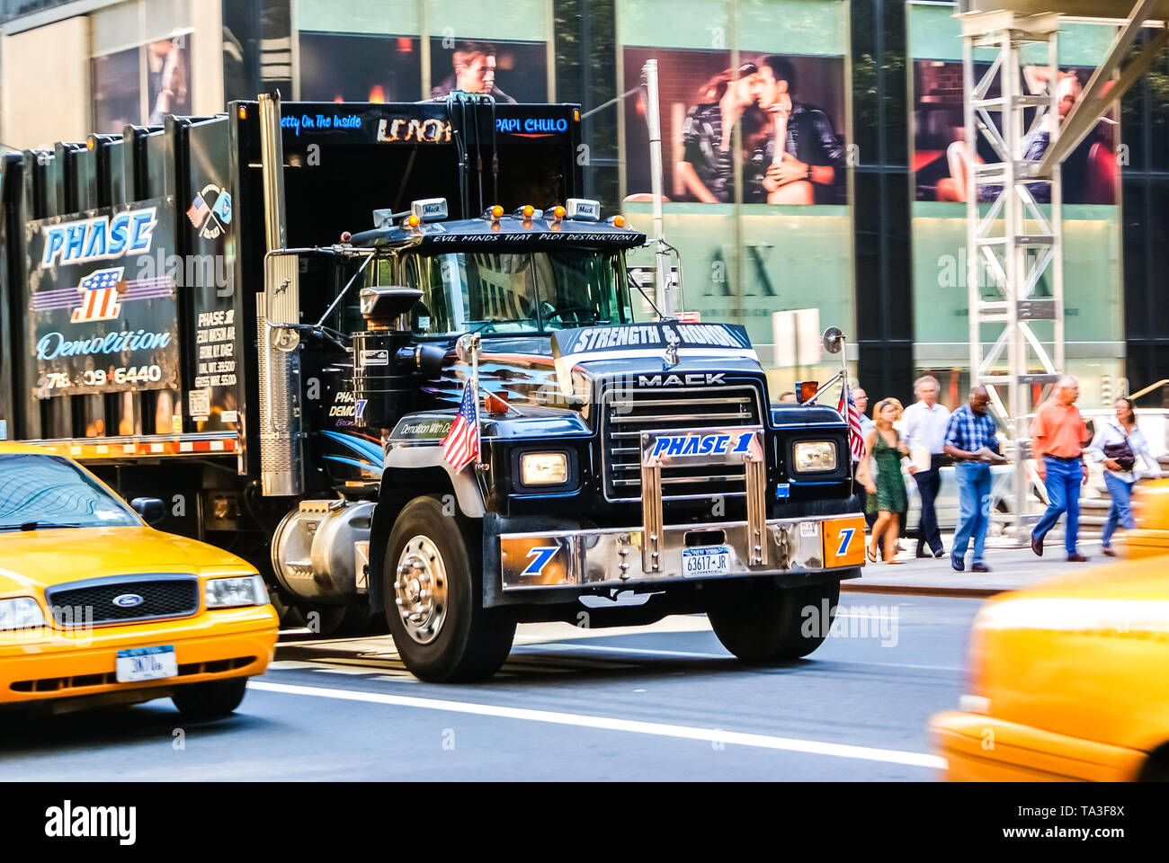 New York, usa- le 13 août 2008 : imposant camion Mack qui circule dans les rues de New York, avec un arrière-plan flou pour la sensation de mov Banque D'Images