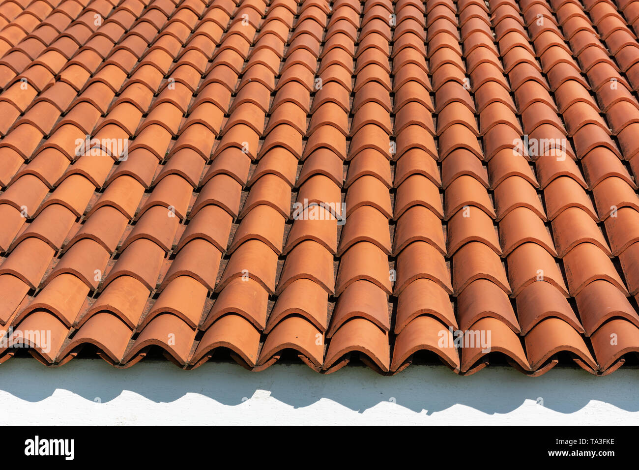 Carton ondulé rouge élément tuile du toit de la maison et mur blanc. La  surface de toiture de bardeaux et la texture pattern overlay carreaux Photo  Stock - Alamy