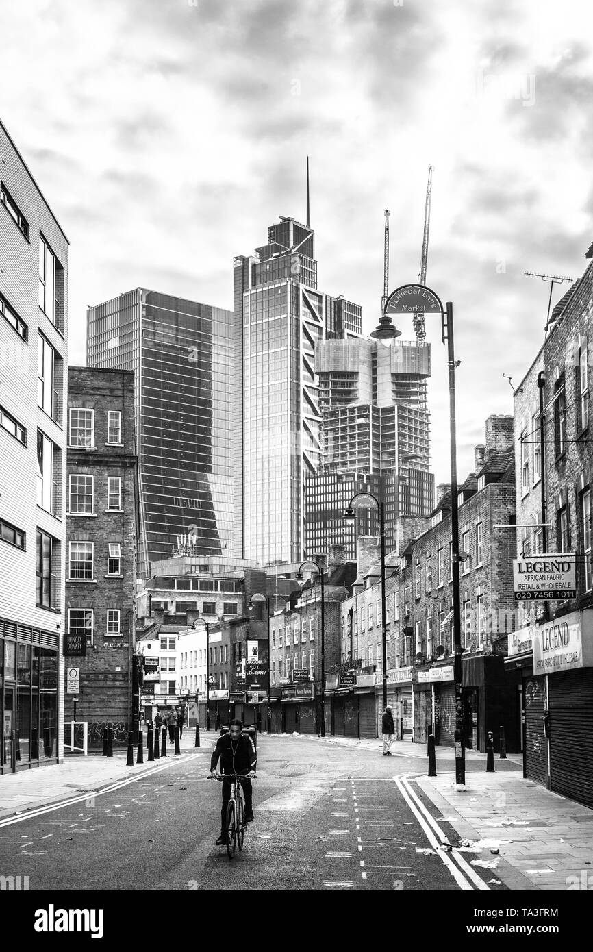 Vieux et nouveaux styles architecturaux sur Wentworth Street, Spitalfield, London, E1, Angleterre, Royaume-Uni. Banque D'Images