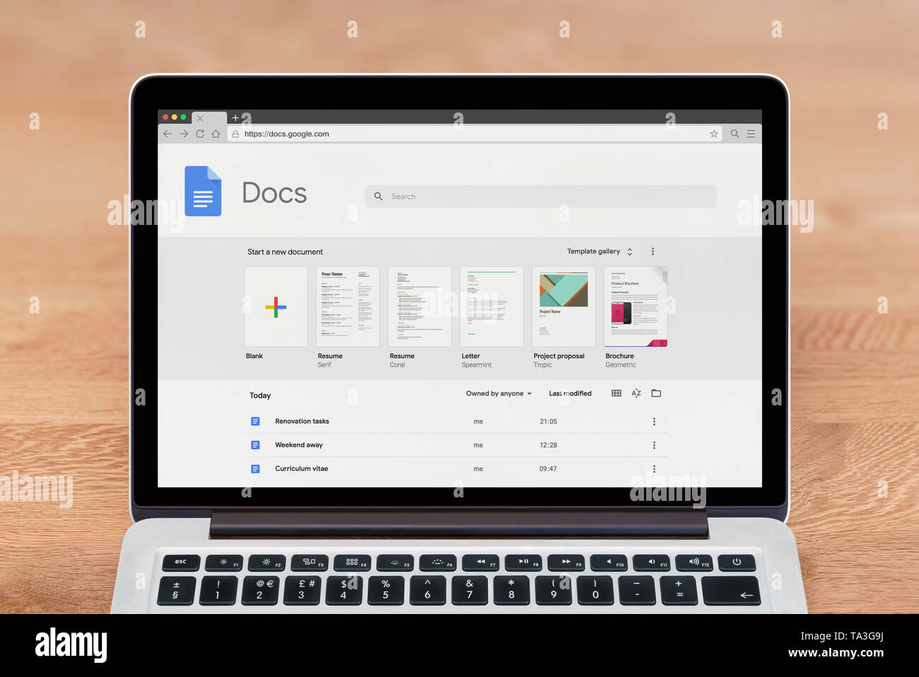 Un Apple Macbook affiche le site Web Google Docs (usage éditorial uniquement). Banque D'Images