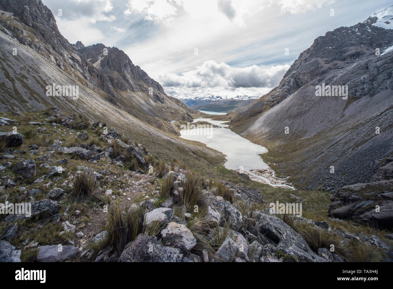 Au milieu des escarpements de la Cordillère Vilcanota, une partie des Andes du Sud du Pérou, il est possible de trouver de l'eau stagnante dans les lacs alimentés par les glaciers. Banque D'Images