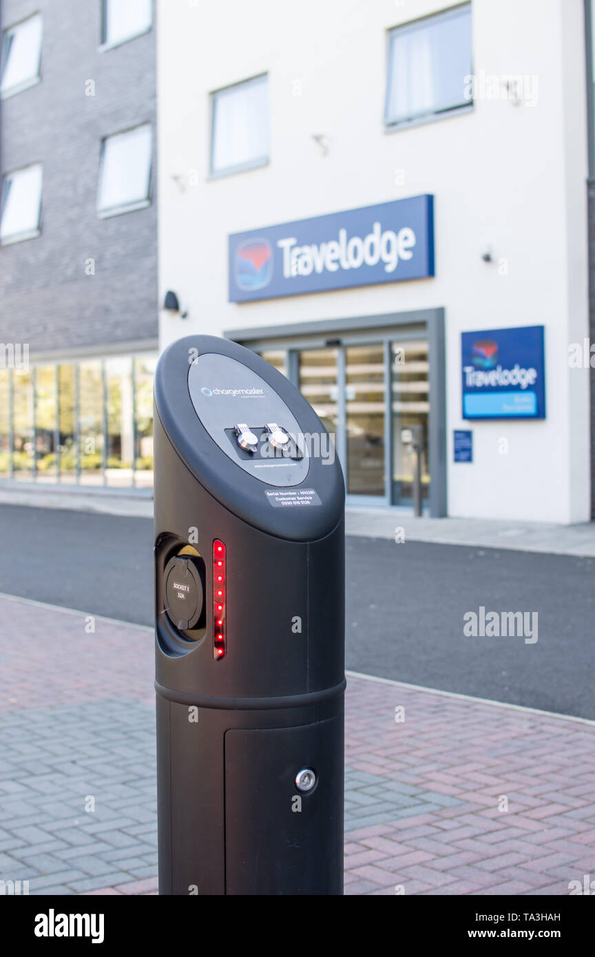 Point de recharge de véhicules électriques dans le parking de l'hôtel Banque D'Images