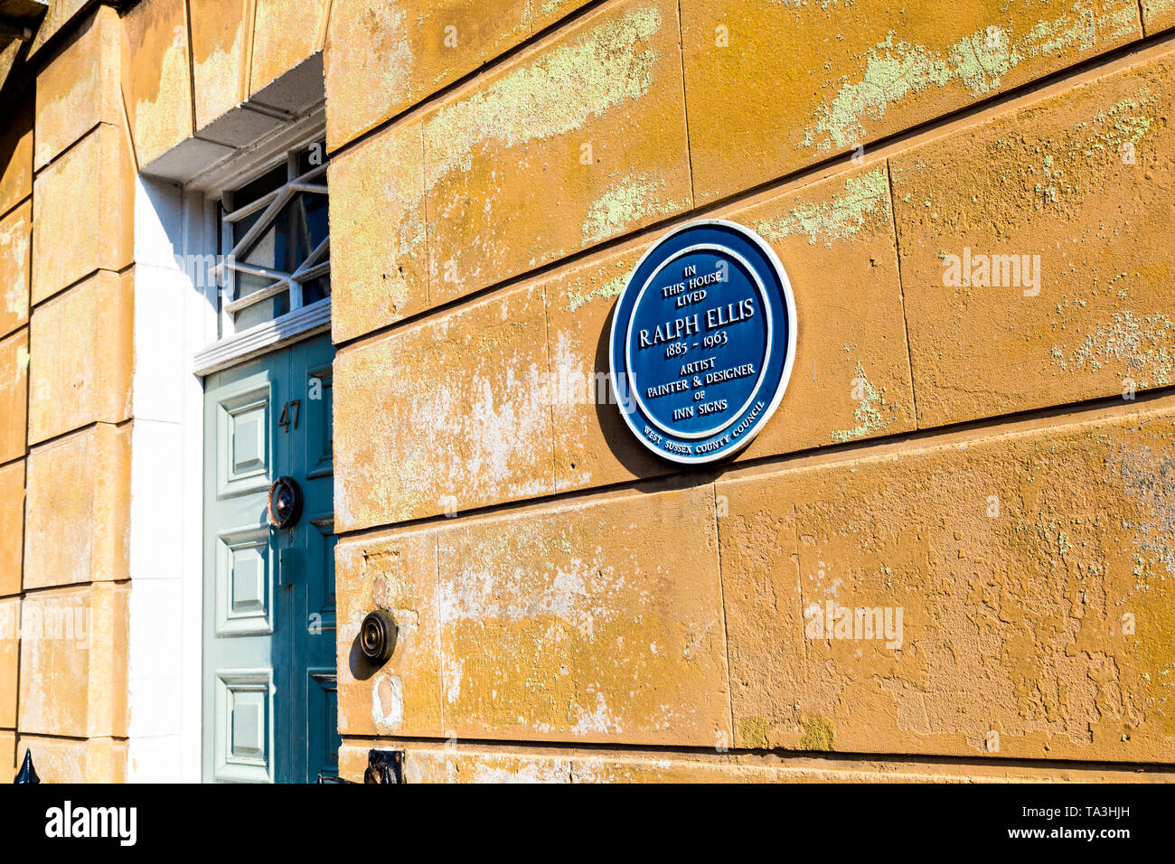 Blue Plaque pour Ralph Ellis, artiste, peintre et designer, qui a vécu dans cette maison, Maltravers Street, Arundel, UK Banque D'Images