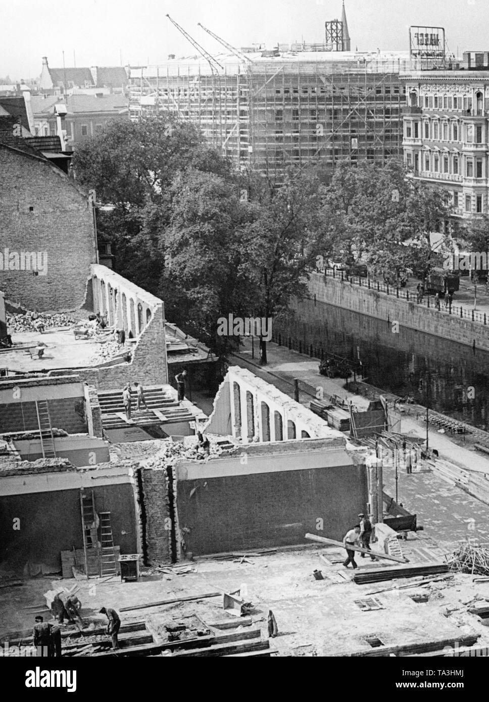 Vue sur le bâtiment en construction de la Haus des Fremdenverkehrs à Runden Platz dans le quartier Tiergarten de Berlin. Le complexe a été conçu et planifié par Theodor Dierksmeier Roettcher avec Hugo en 1936. Pose de la pierre de la fondation a eu lieu le 14.6.1938. Bien que le bâtiment a survécu à la guerre, il n'a jamais été achevé et il a été démoli en 1962. Dans l'avant-plan d'autres bâtiments sont démolis. Banque D'Images