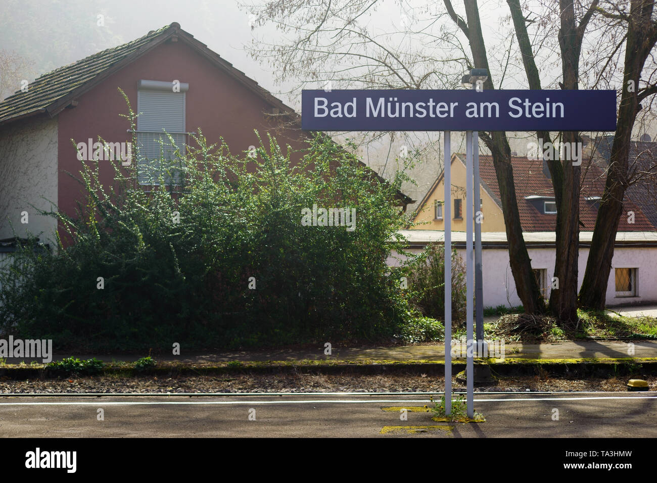 L'arrêt Bad Münster am Stein avec un nom de lieu signe sur les rails. Banque D'Images