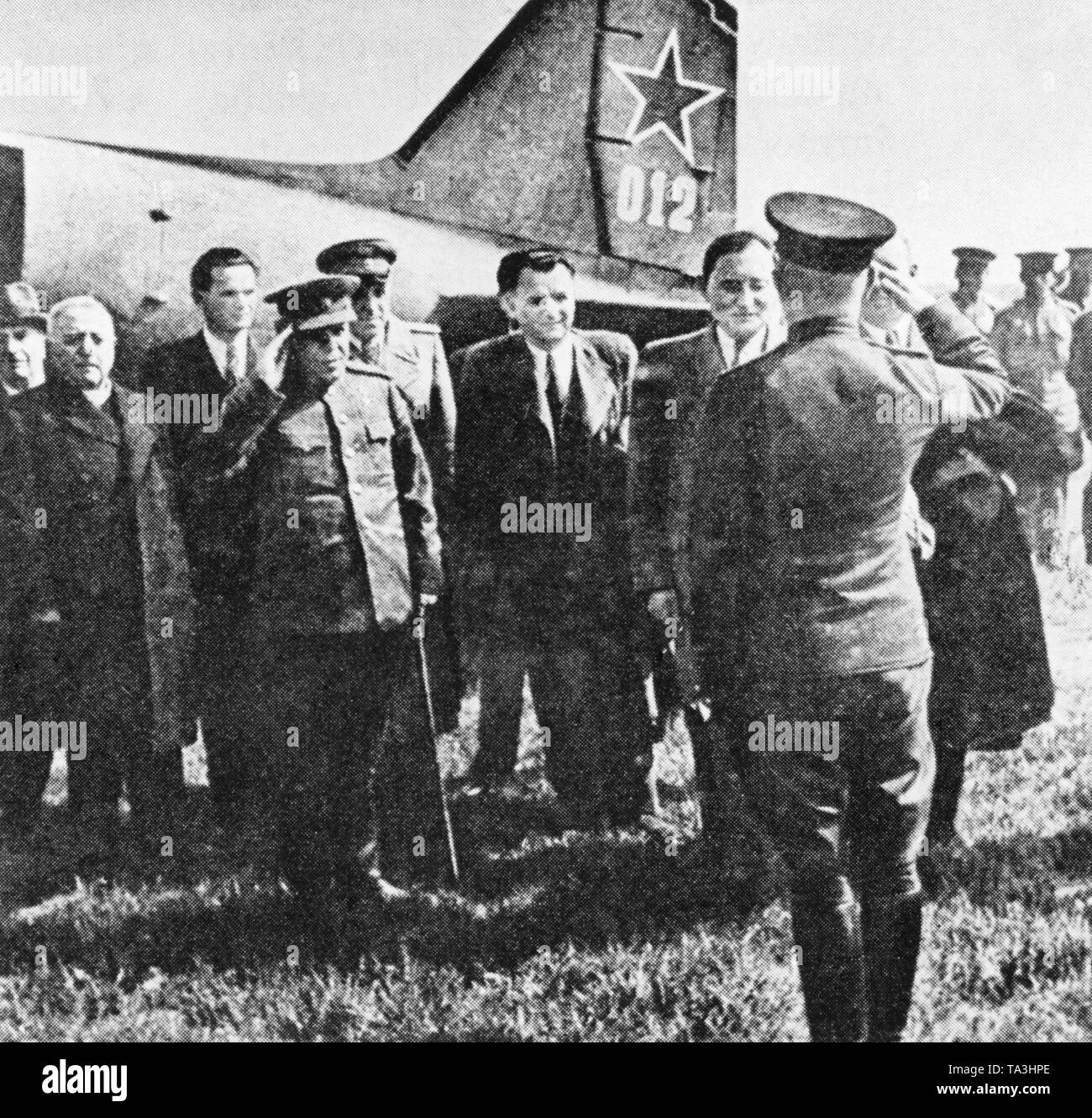 Le 5 avril 1945, un nouveau gouvernement Tchécoslovaque a été formé à Kosice. Le gouvernement est composé d'hommes politiques social-démocrate et communiste et son objectif était de reconstruire la Tchécoslovaquie après la guerre. Dans l'image, l'atterrissage du gouvernement à Prague. Ils sont arrivés avec un avion soviétique. Banque D'Images