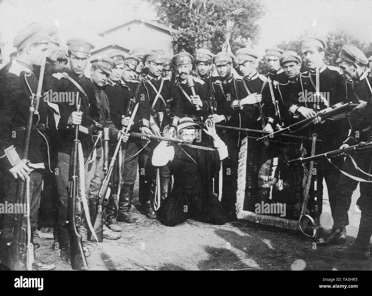 La photo montre les troupes gouvernementales ont arrêté avec le serviteur de la renversé chef du gouvernement Aleksandar Stamboliyski, avec son standard dans la patrie d'Slavovitza Markovo le 14 juin 1923. Banque D'Images