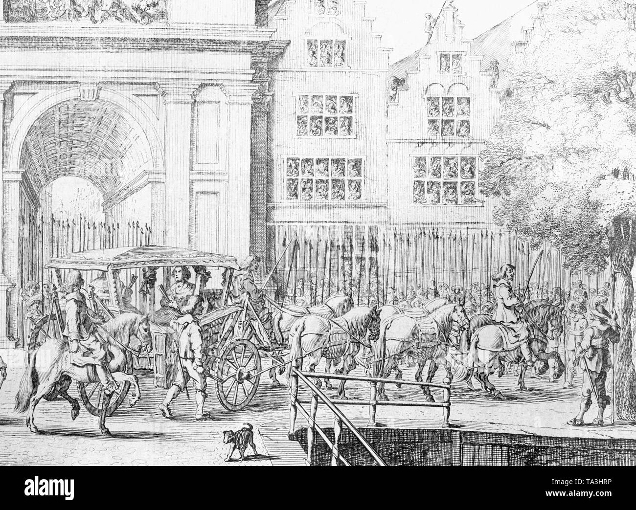 Une dame distinguée entre dans une ville française. Elle est accompagnée par les militaires. Le chariot est tiré par six chevaux. Banque D'Images