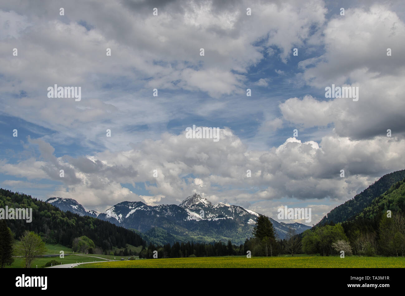 L'imposante silhouette de 'Wendelstein' peut être discerné de très loin. La montagne est 1838 m de haut et est devenu une destination populaire. Banque D'Images