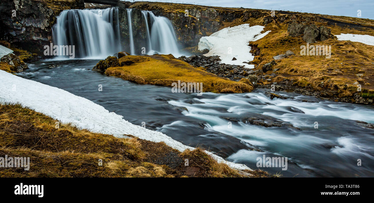 Kirkjufellsfoss niveau de l'eau panorama shot Banque D'Images