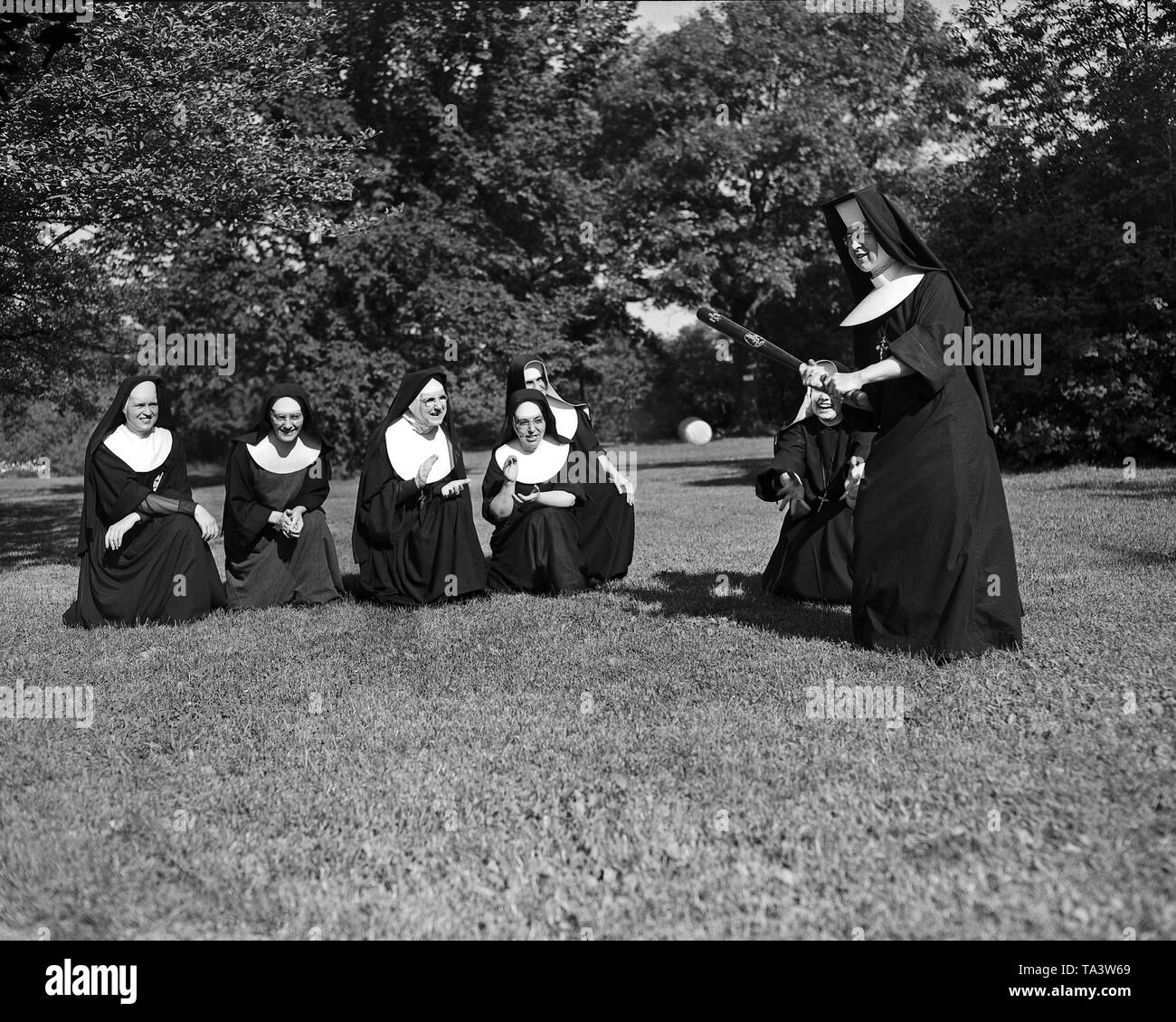 Les religieuses jouent au base-ball que les loisirs à Chicago, IL, 1954. Libre à partir de 4x5 pouce négatif de l'appareil photo. Banque D'Images