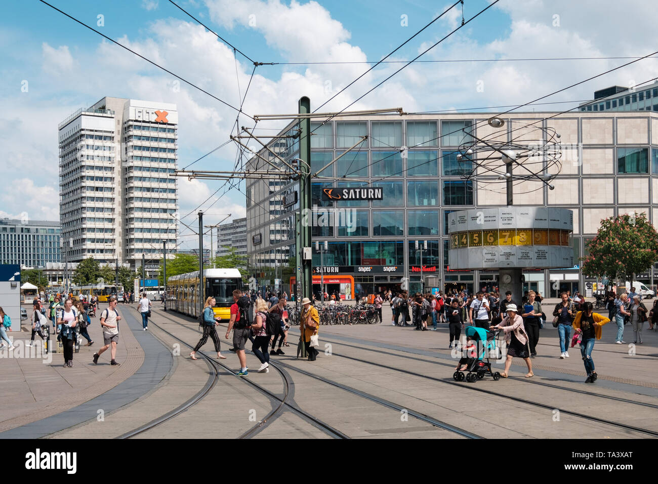 Berlin, Allemagne - Mai 2019 : les gens sur la rue bondée à la place Alexanderplatz à Berlin City Centre Banque D'Images