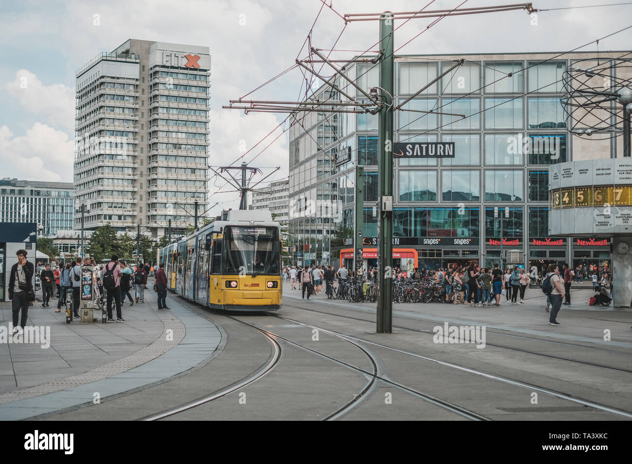 Berlin, Allemagne - Mai 2019 : Gens et tram train sur rue à la place Alexanderplatz à Berlin City Centre Banque D'Images