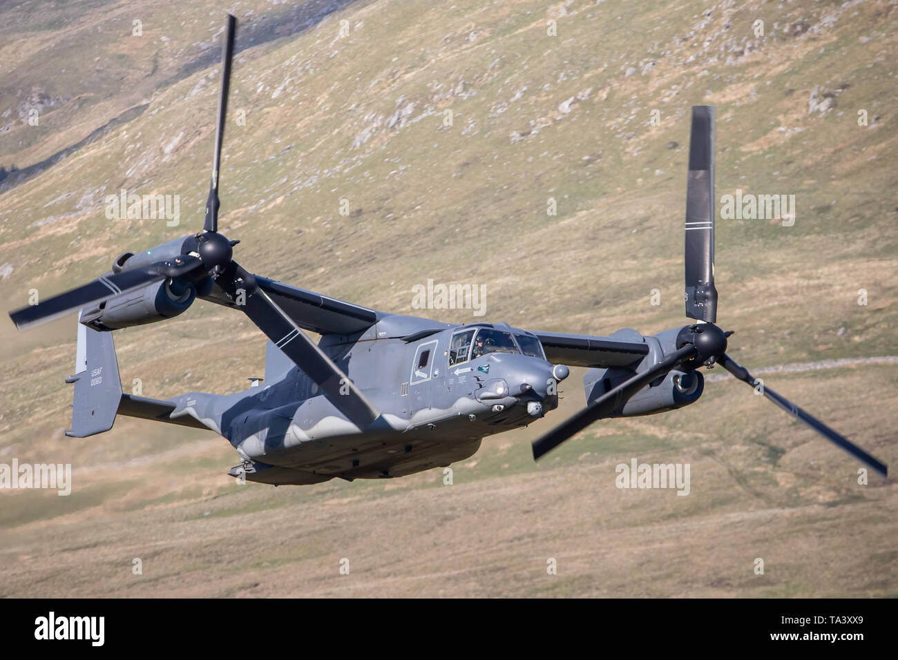 Un CV22 Osprey Bell-Boeing USAF fait un faible niveau passent par Mach Loop, près de Dolgellau, Pays de Galles, Royaume-Uni. Banque D'Images