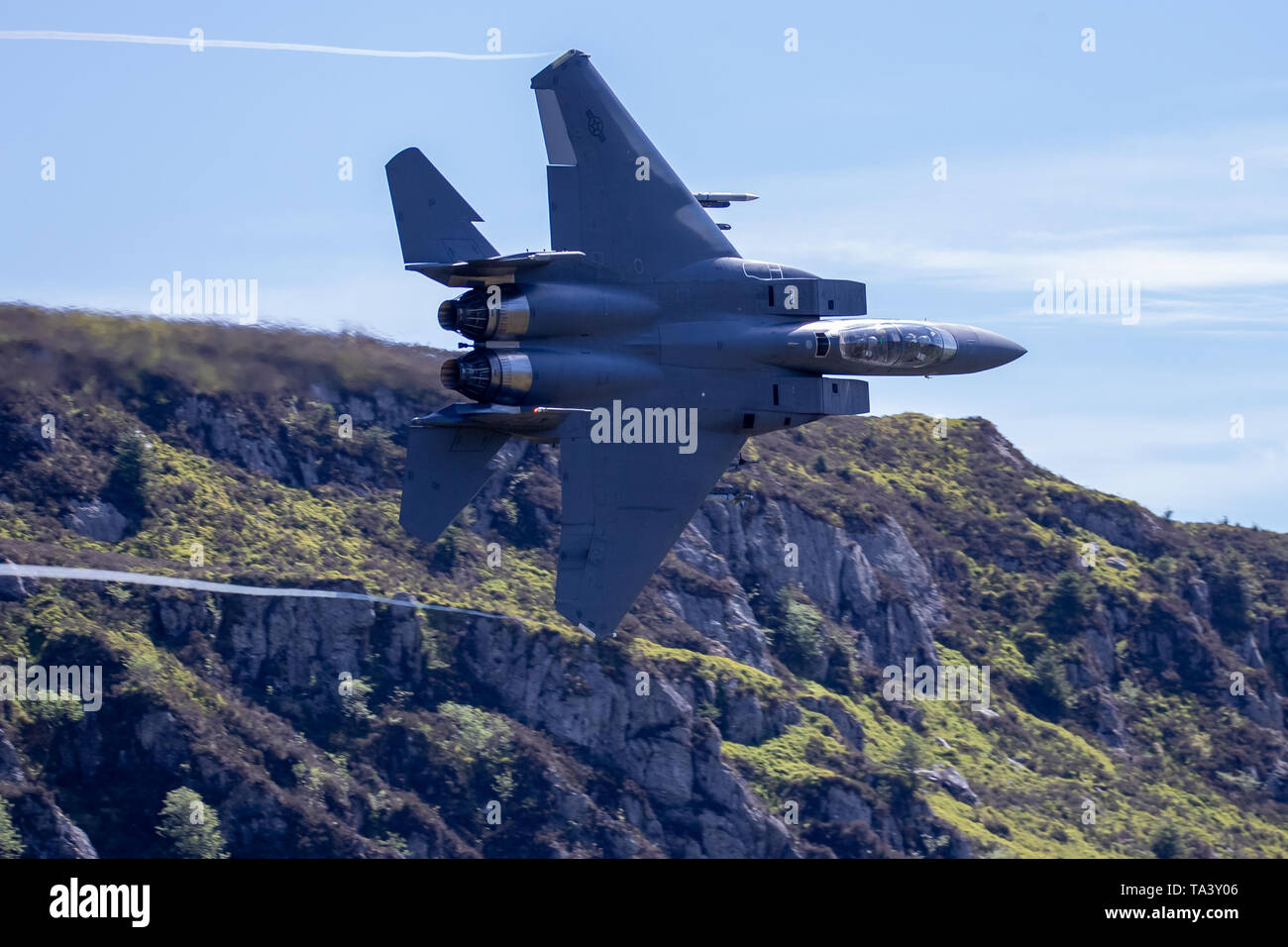 Un USAF F-15 Strike Eagle passe par Mach Loop au cours de faible niveau de formation. Banque D'Images