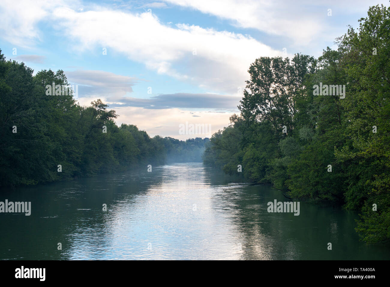 Appelée la rivière Adda, dans le nord de l'Italie entre deux bois Banque D'Images