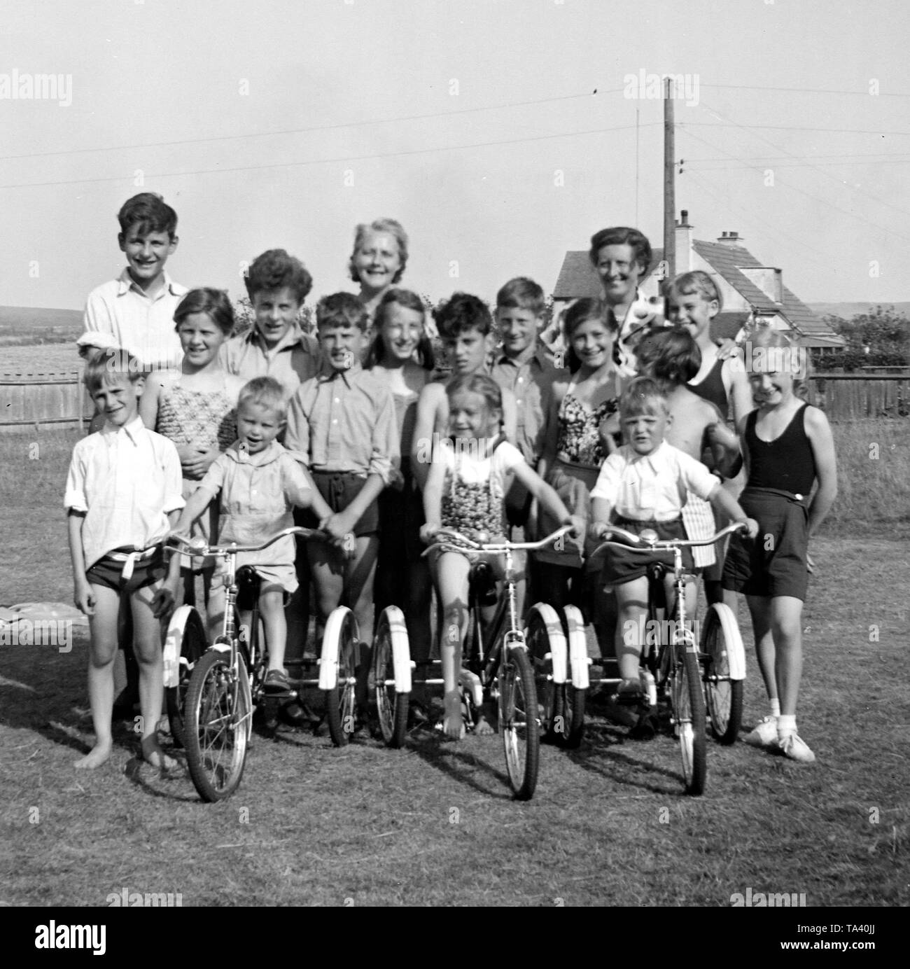 Elsie Cooper la matrone au champ Gracie orphelinat à Peacehaven, Sussex avec les enfants autour de 1960 Banque D'Images