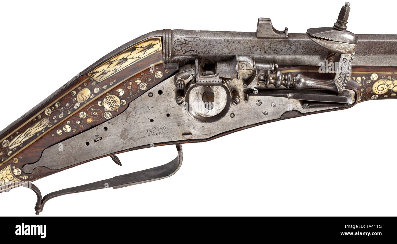 Un Italien du Nord avec des incrustations en os wheellock carabine mur, vers 1600, un lourd canon rond à octogonale avec canon lisse de calibre 20,5 mm. Les deux extrémités de la rampe avec des ornements d'acanthe gravé. Sites touristiques appliquée. Grande roue extérieur avec serrure. Sur le côté gauche percé de trous pour le mécanisme à l'origine inexistant. Aussi on échangea La plaque de l'inscription 'LOVISO CRENA'. La moitié en noyer avec incrustations de stock riche d'os gravé. Décoration profuse de créatures mythiques, les ensembles et les guirlandes de fruits trophée entre dot inlays et en faisant défiler les feuilles. Additional-Rights Clearance-Info, sur--Not-Available Banque D'Images