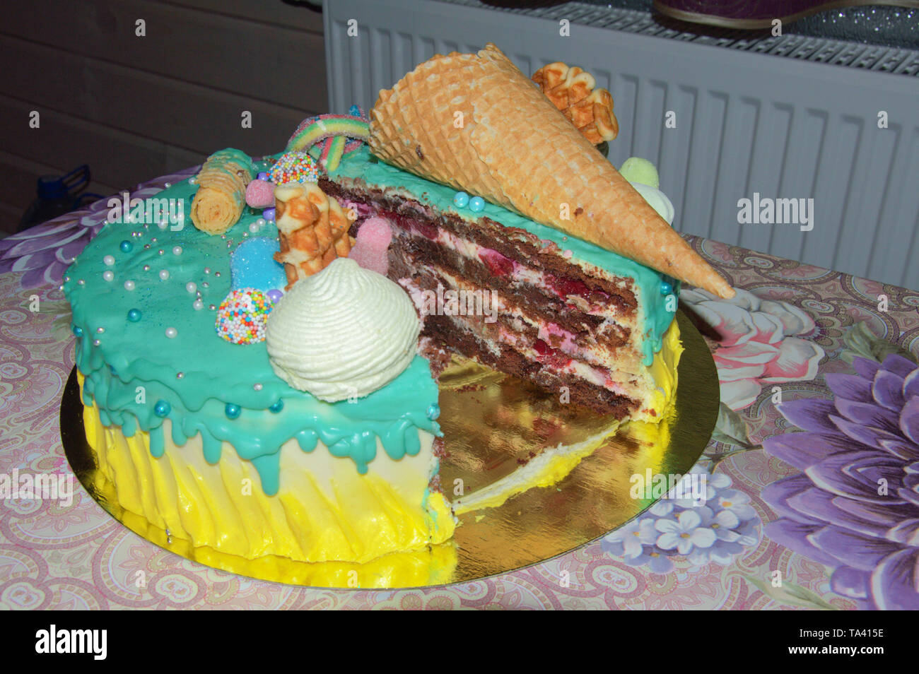 Beau gâteau d'anniversaire de glaçage avec des remplissages de fruits, guimauves, gaufres, fruits et Banque D'Images