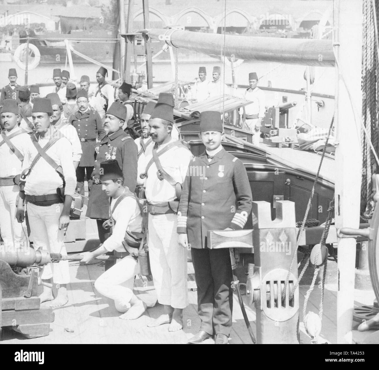 Les marins à bord de leur navire au cours d'exercices, dont deux officiers. Photo non datée, sans emplacement. Banque D'Images