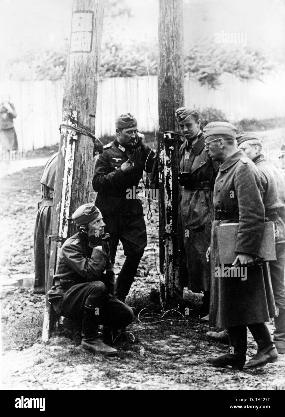 Dans une poche sur le front de l'Est. Des soldats de la Wehrmacht ont établi une connexion avec le personnel des opérations tactiques. Photo : correspondant de guerre Maetzel. Banque D'Images