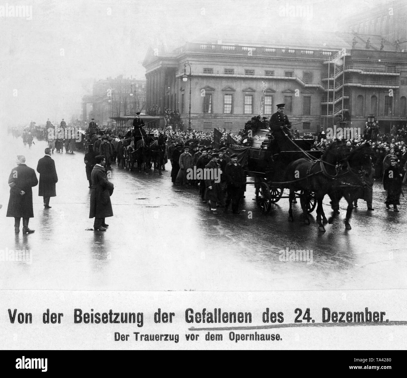 Le cortège funèbre pour les victimes de la lutte le 24 décembre 1918, passe par l'opéra dans la rue "Unter den Linden" à Berlin. La veille de Noël, il y avait des combats violents entre la Volksmarine division et les troupes fidèles au gouvernement. Banque D'Images