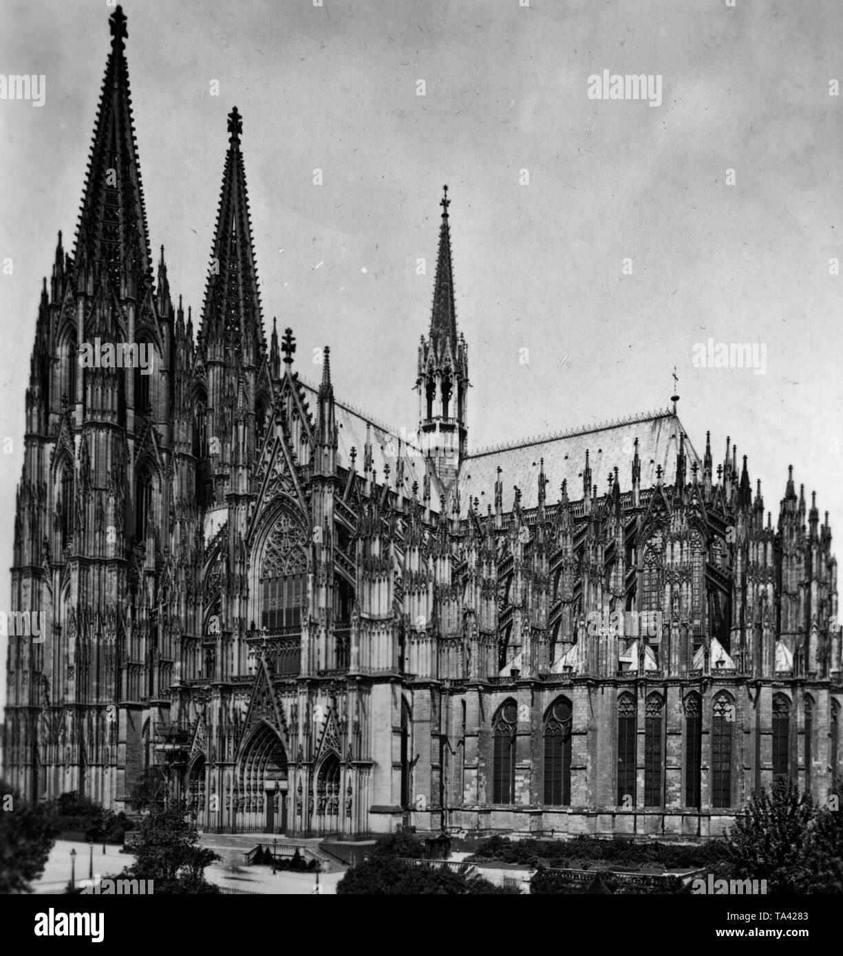 Vue sur le côté sud de la cathédrale de Cologne. Sur la gauche au premier plan est un morceau d'espace vert. De nos jours à cet endroit se trouve le musée romain-germanique. Photo non datée. Avant 1943, depuis la cathédrale a été gravement endommagé par des frappes aériennes de l'année. Banque D'Images