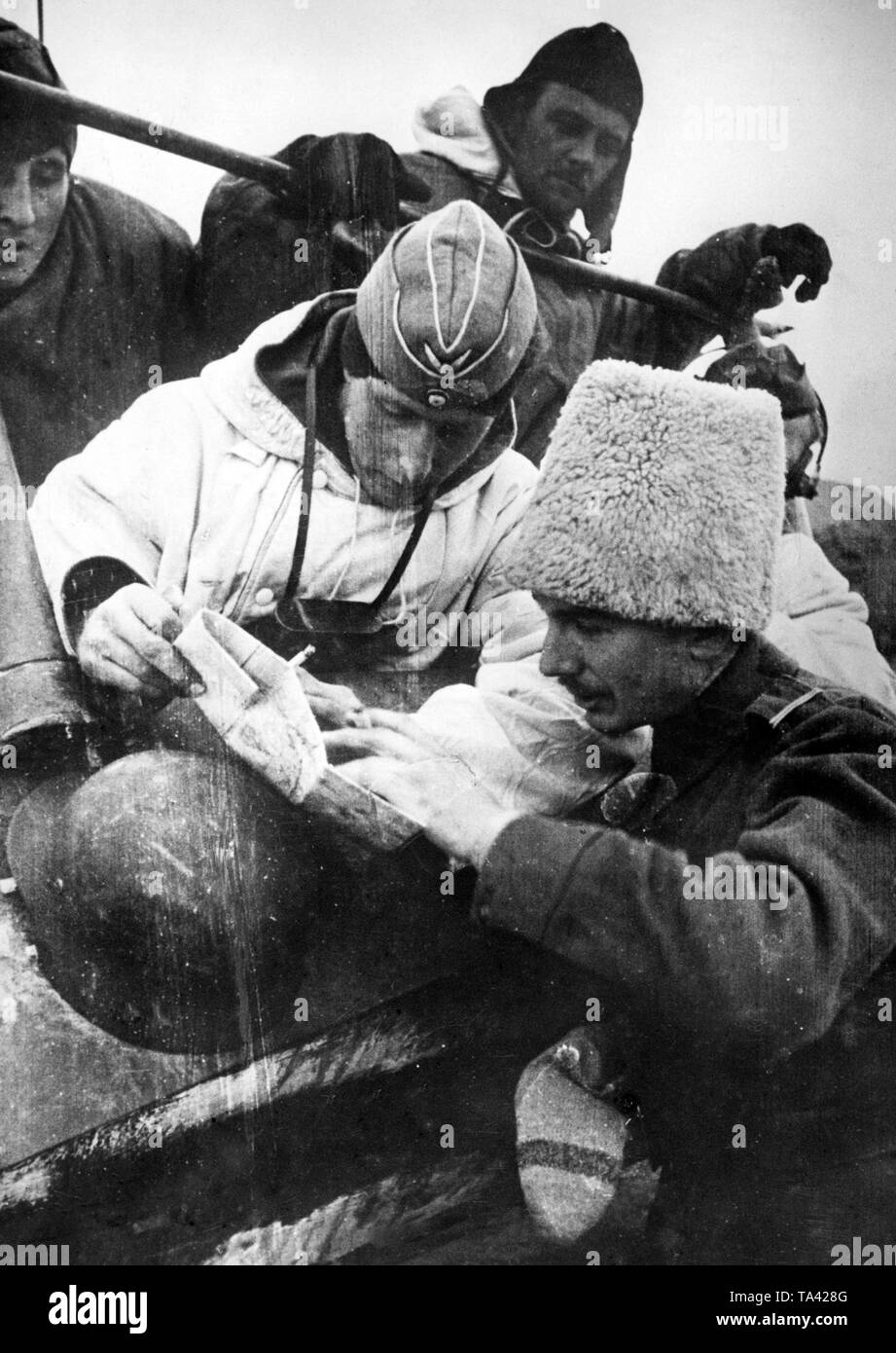 Un lieutenant roumain demande à un officier allemand dans les positions ennemies. Photo de l'entreprise de propagande (PK) : correspondant de guerre Schulz. Banque D'Images