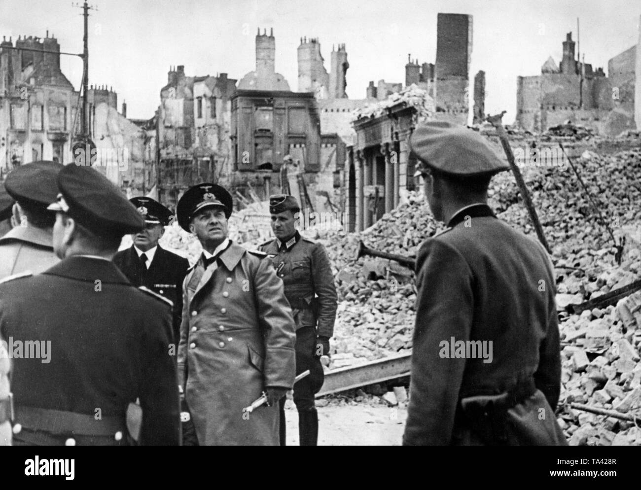 Grand amiral Raeder examine les ruines à Dunkerque. Photo : Tews Banque D'Images