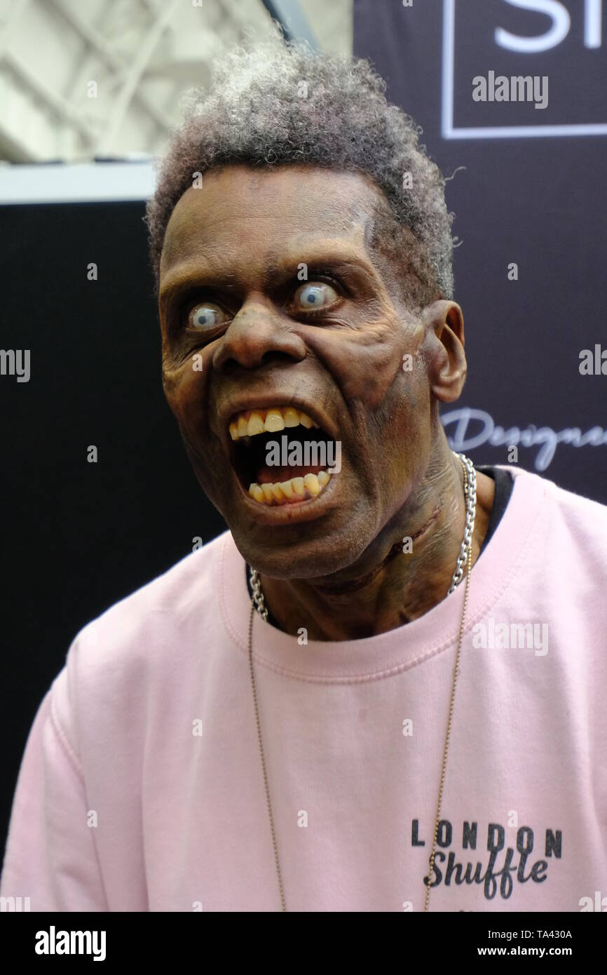 DJ et TV Presenter Normski est conçu pour ressembler à un Zombie jamaïcain au salon IMATS Londres 2019 Banque D'Images