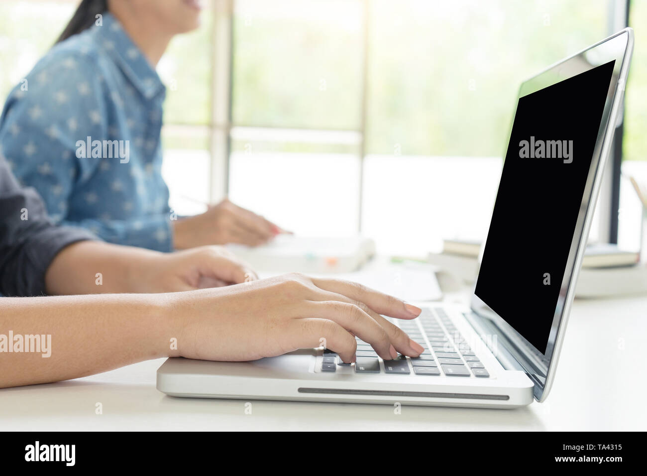 Deux femme apprendre et enseigner tuteur hors de la salle de classe et l'éducation concept également utiliser l'ordinateur et d'un comprimé à l'aide d'enseignement avec l'ordinateur blanc sc Banque D'Images