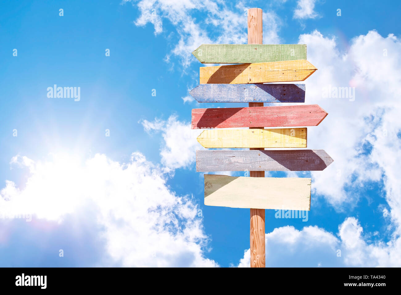 Flèche en bois plus de signes ciel nuageux Banque D'Images