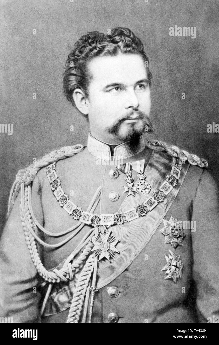 Cette photo de 1875 montre le roi Louis II de Bavière. Le Roi Ludwig II porte l'Ordre de Saint Hubert, l'ordre de la Chambre des Wittelsbach et l'un des quatre ordres royale bavaroise. Après sa déposition le 9 juin 1886, son oncle Luitpold a repris, comme Prinzeregent, les affaires gouvernementales du royaume de Bavière. En raison de son activité de constructeur de nombreux châteaux de Bavière, le roi Louis II a reçu le surnom de "Roi de conte de fées'. Banque D'Images