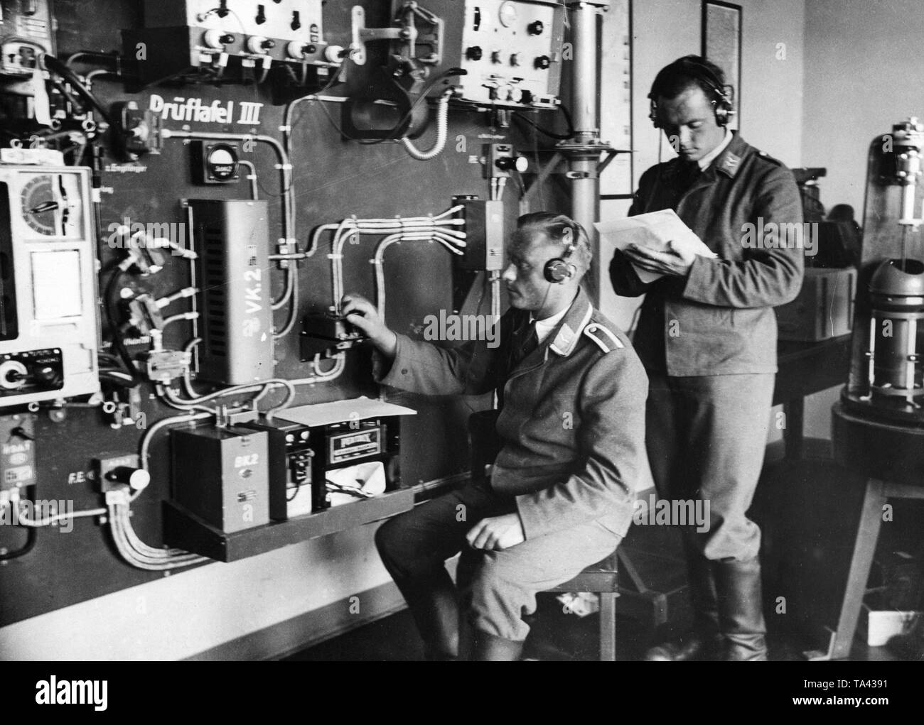 La photo montre un vol élève de l'École d'aviation militaire à Neuruppin lors d'une formation à la radio. Chaque pilote militaire a reçu une formation complète en tant qu'opérateur radio flyer, puisque la radio est le seul lien à la terre et à d'autres avions. Banque D'Images