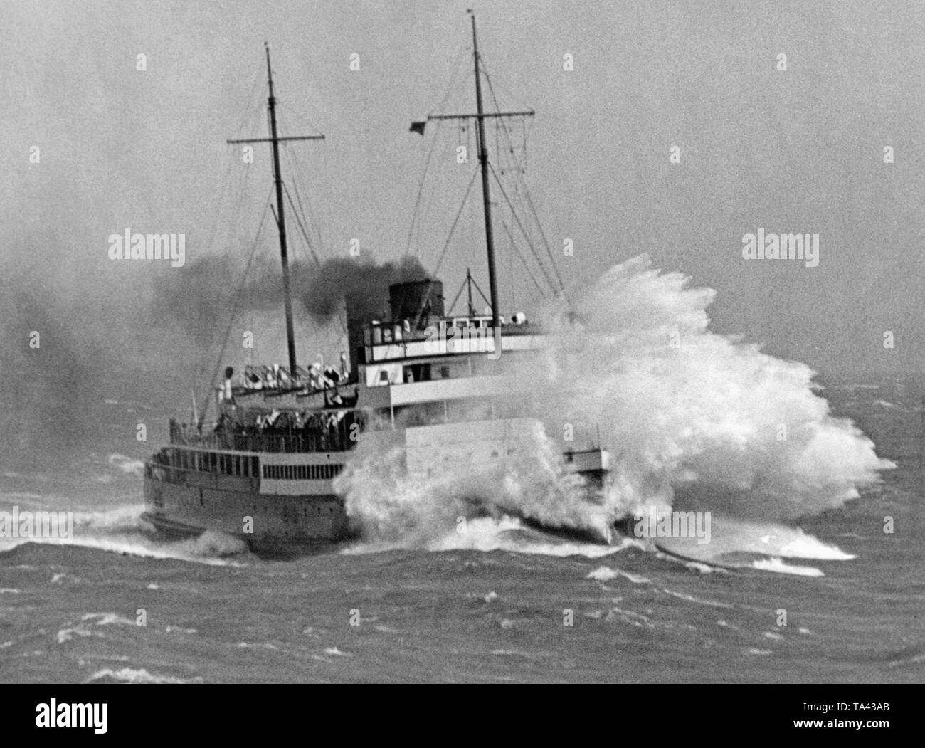 Le bateau à vapeur belge 'Prince Charles' atteint le port de Douvres après un passage houleux sur la Manche. Banque D'Images