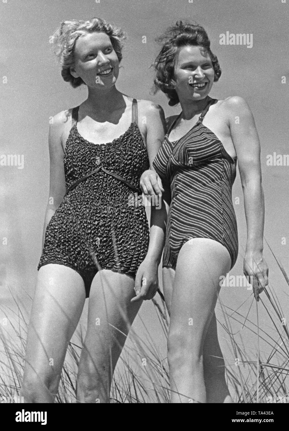 Les femmes en maillot de bain dans le style des années 1930 Photo Stock -  Alamy