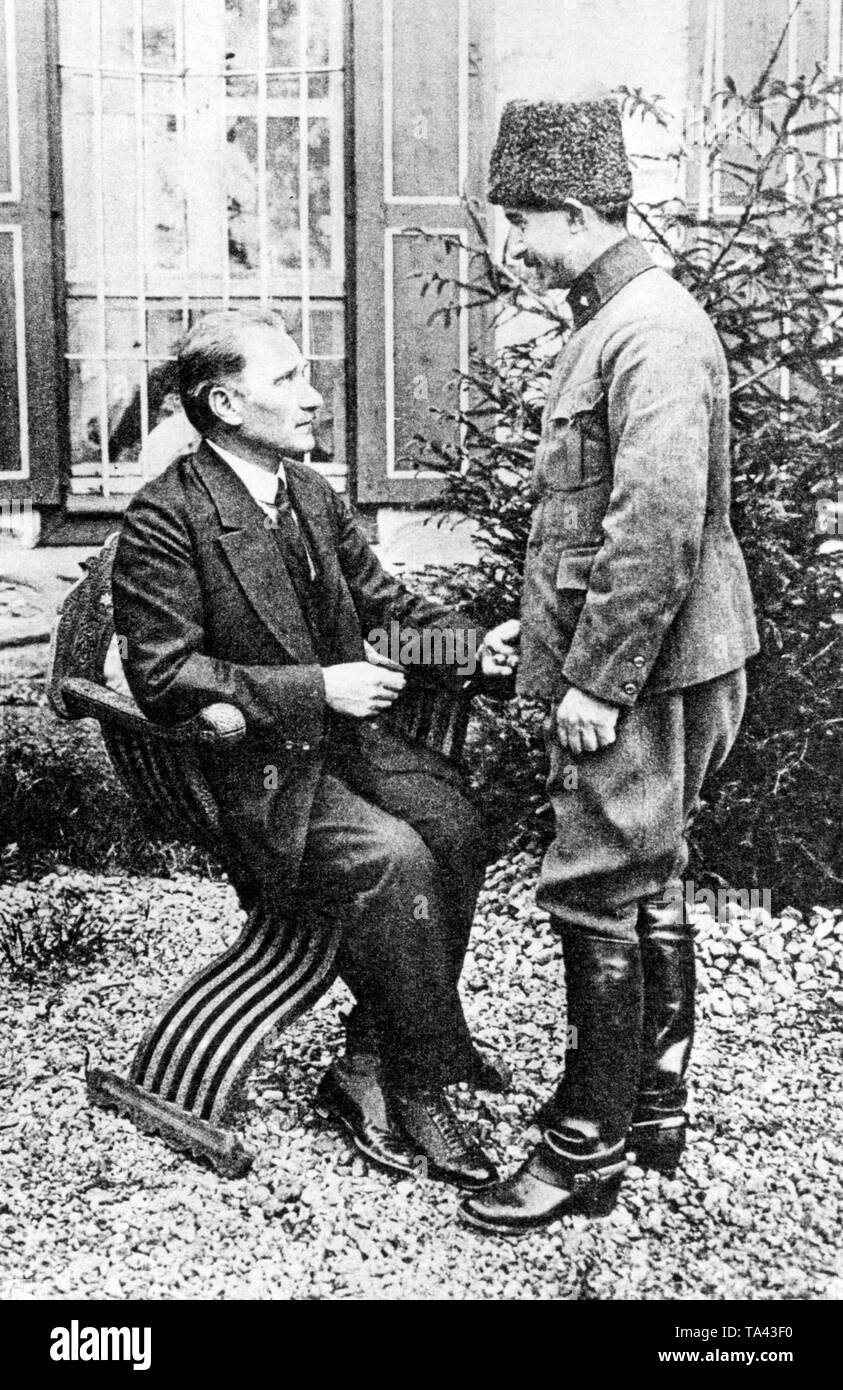 La photo montre Mustafa Kemal Atatuerk en conversation avec le général et Commandant de l'Ouest/Ismet Inoenu (assis) à Ankara. Banque D'Images