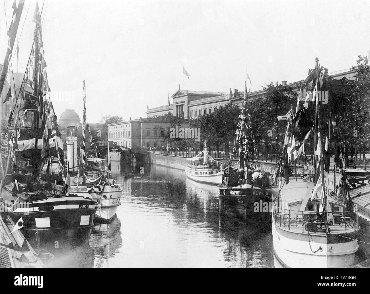 À l'occasion du mariage du prince héritier Guillaume de Prusse et sa fiancée la Princesse Cecilie von Mecklenburg rues et places publiques à Berlin et Potsdam étaient décorées de fête. Des guirlandes et des drapeaux ont également joint aux navires sur la Spree (comme ici sur l'île aux musées de Berlin). Banque D'Images