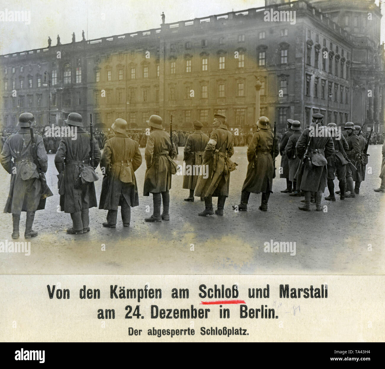 Dans le Noël de 1918, il y a eu de violents affrontements entre le gouvernement et les troupes révolutionnaires fidèles de la Volksmarine Division. Ici, les troupes gouvernementales sont debout devant le blocage du Schlossplatz. Banque D'Images