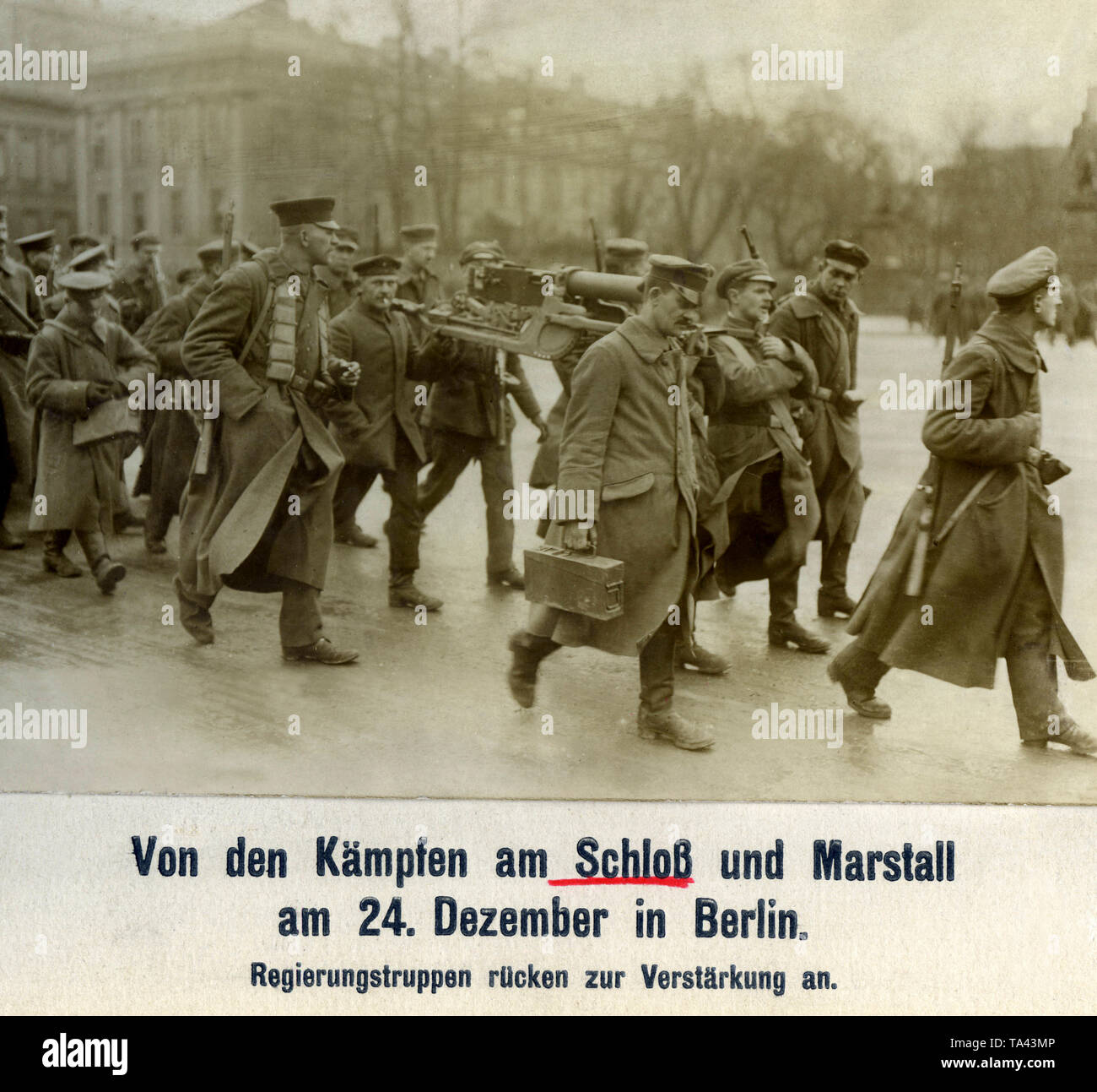 Dans le Noël de 1918, il y a eu de violents affrontements entre le gouvernement et les troupes révolutionnaires fidèles de la Volksmarine Division. Ici les soldats loyaux à l'avance pour renforcer les troupes de combat déjà. Ils sont armés, entre autres, avec une mitrailleuse Maschinengewehr 08. Banque D'Images