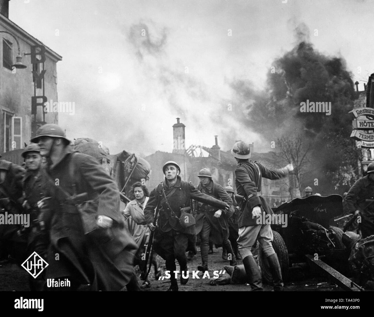 Soldats français à l'abri d'une attaque aérienne de l'Allemagne. Filmstill de la propagande film 'Stukas' à partir de l'année 1941. Banque D'Images