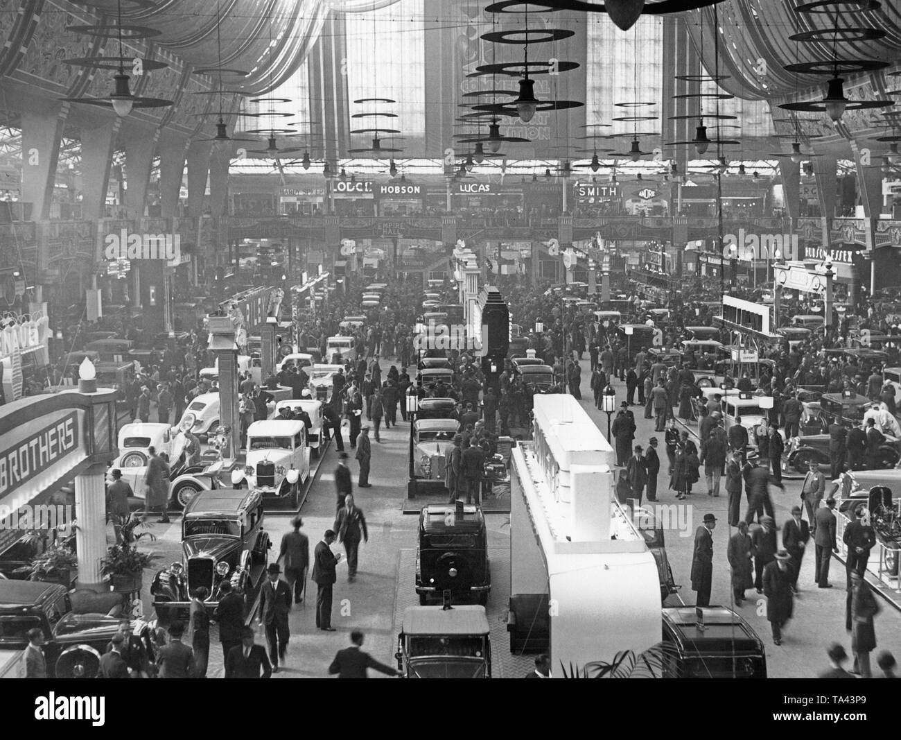 Aperçu d'un hall d'exposition de la British International Motor Show à l'Olympia de Londres. Banque D'Images