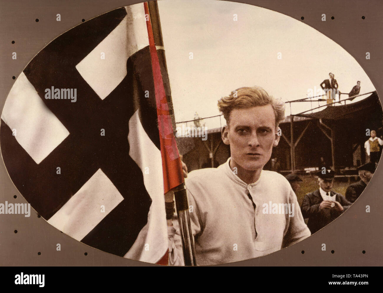 Un porteur de drapeau nazi au moment de l'interdiction d'uniforme. La légende originale est 'Notre drapeau s'agite entre nous pour avancer". Banque D'Images