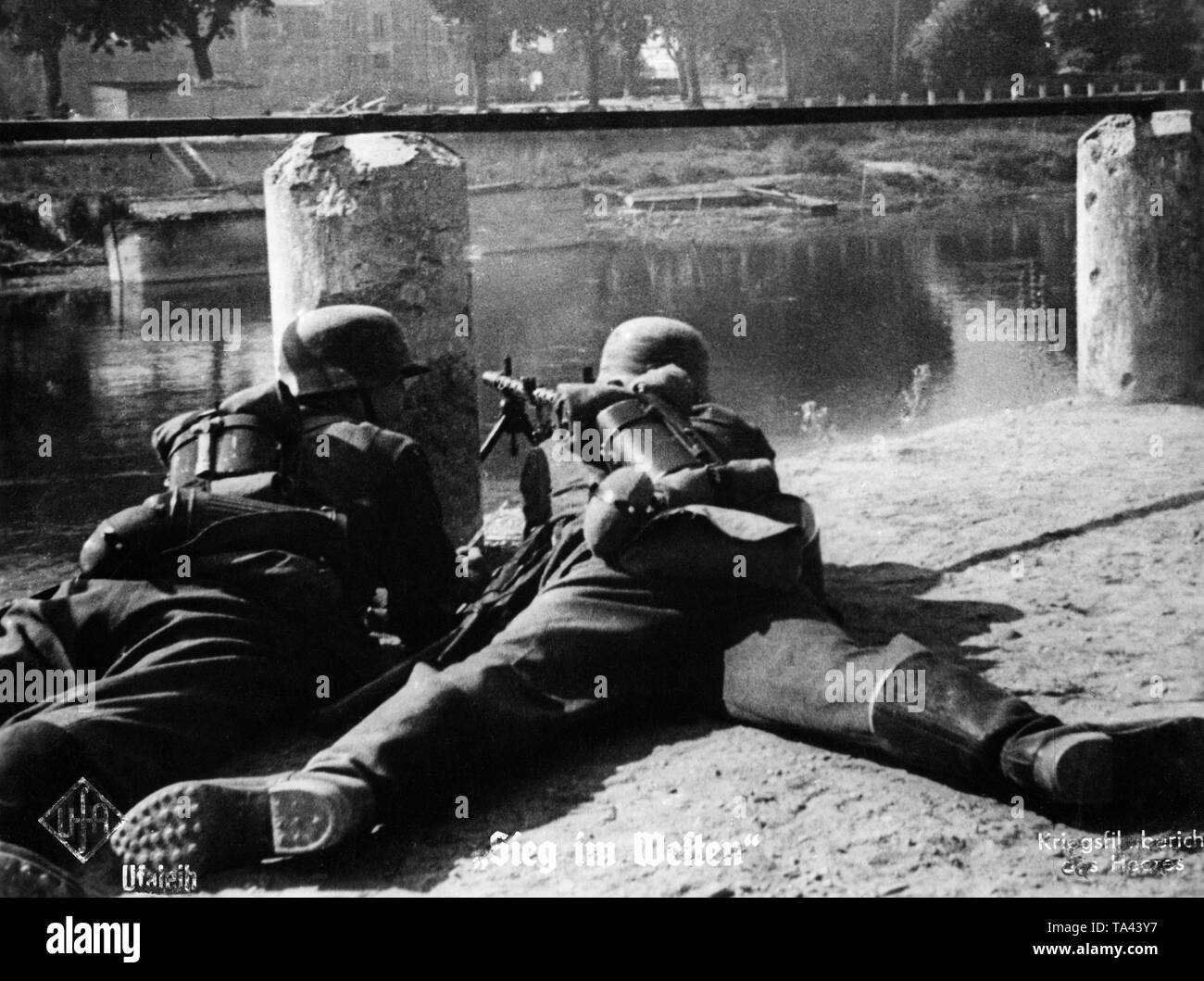 Deux fantassins allemands avec une MG-34 au cours de la campagne en français. Moviestill de Sieg im Westen (victoire à l'Ouest). Banque D'Images