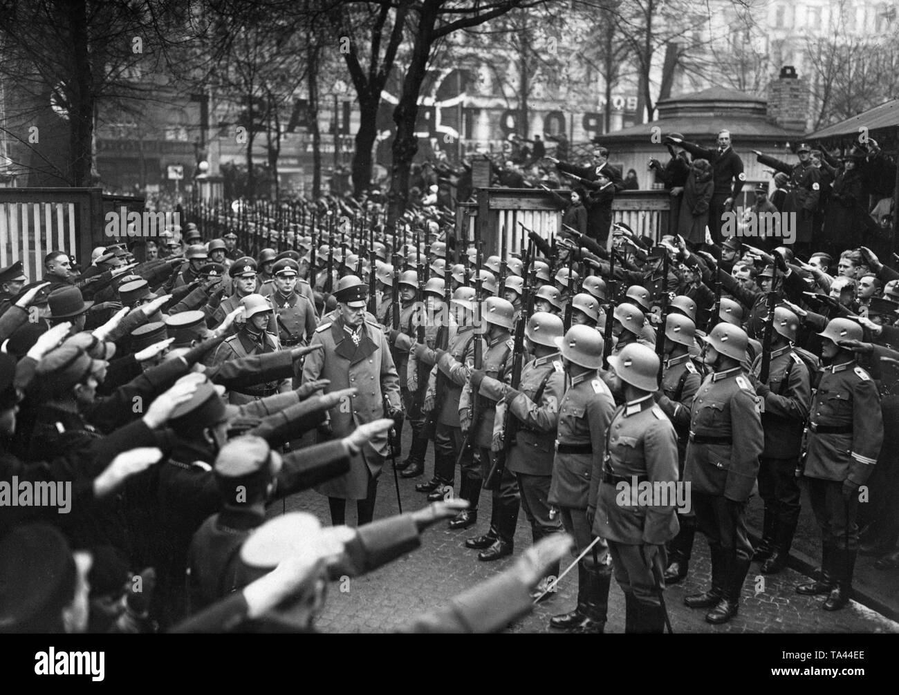 Le président Hindenburg et le chef de l'armée, Werner von Fritsch inspecter une garde d'honneur de la Reichswehr en face de l'Sportpalast, flanqué de sa hommes et les civils qui lever les bras dans le salut nazi. La photo n'est pas datée, mais est probablement du 14 janvier 1934. Banque D'Images